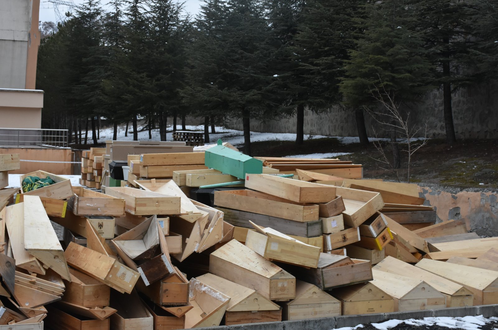 Marangozët dërgojnë 2000 arkivole për funeralet në zonën e tërmetit të Turqisë
