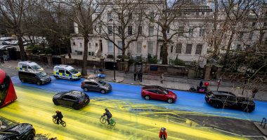 Lyen rrugën para ambasadës ruse me ngjyrat e flamurit ukrainas, 4 të arrestuar në Londër