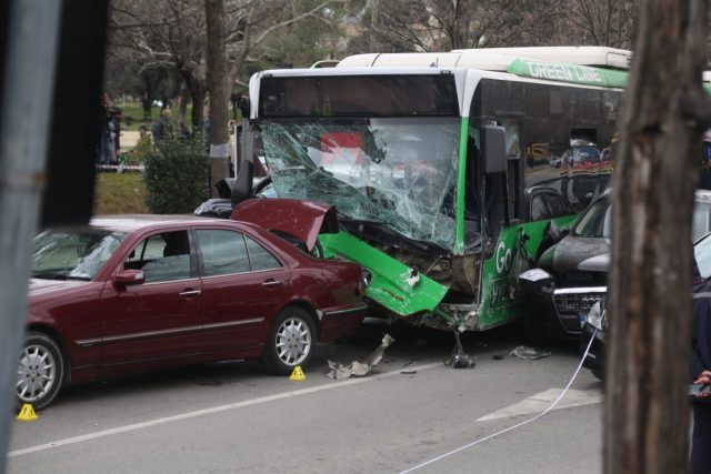 11 automjete të përfshira në aksidentin në Tiranë, flet drejtuesi i Benzit: Shoferi i autobusit ishte me shpejtësi