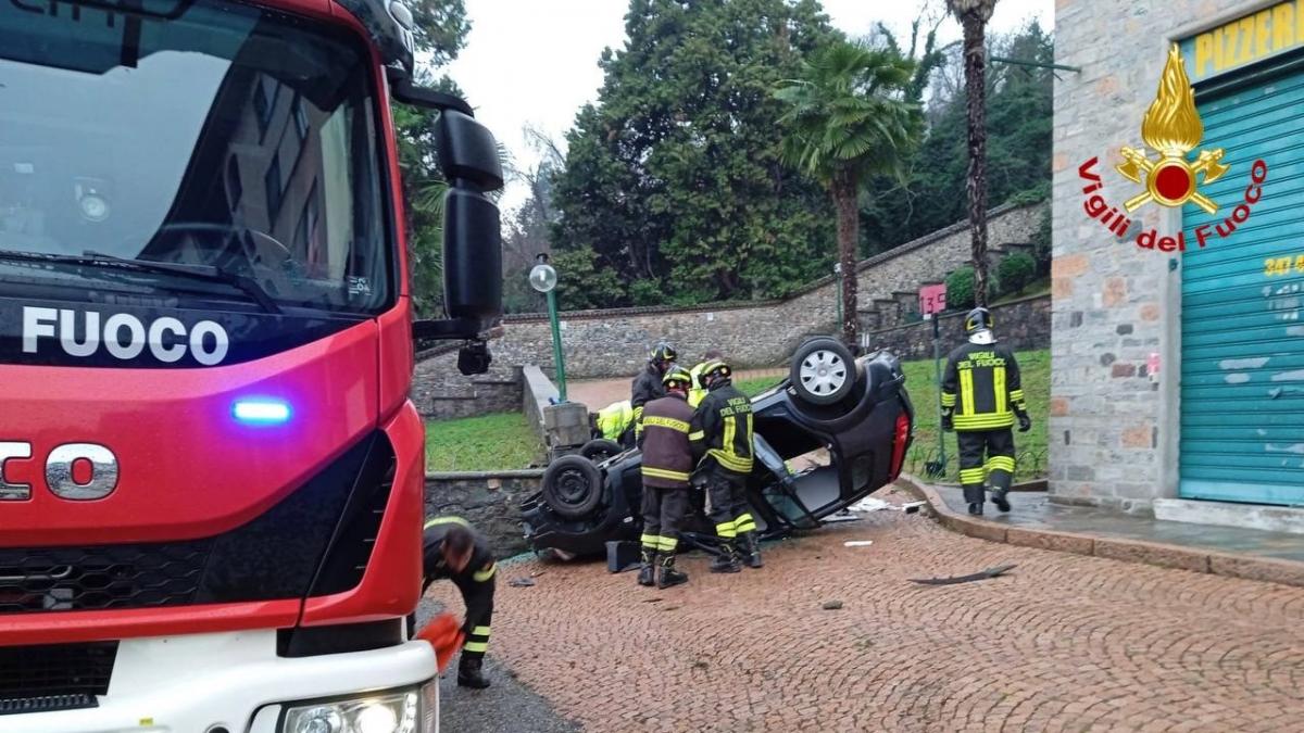 Humb kontrollin e makinës dhe përplaset me pemën, ndërron jetë 33-vjeçari shqiptar