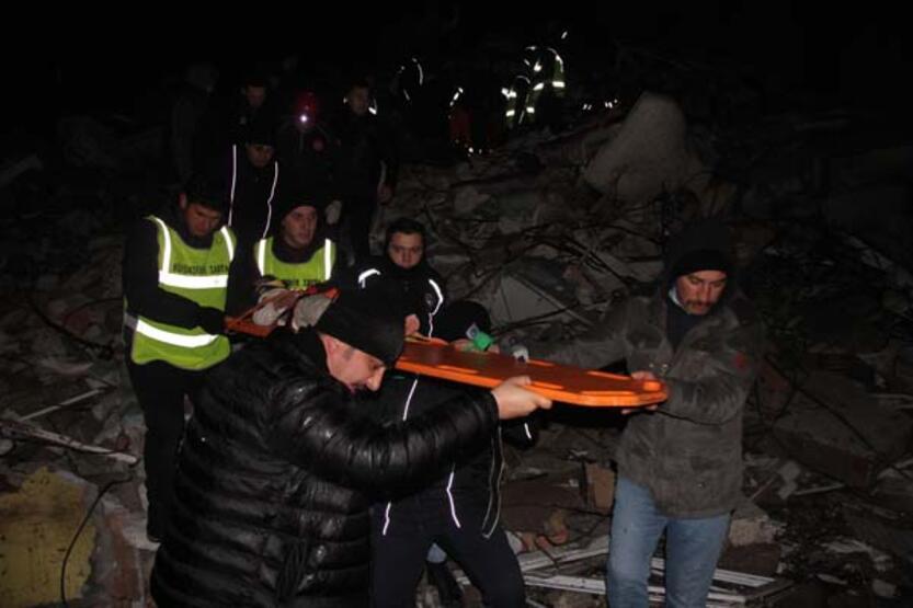 Mrekulli pas 26 orësh/ Dy fëmijë shpëtohen nga rrënojat e tërmetit në Turqi