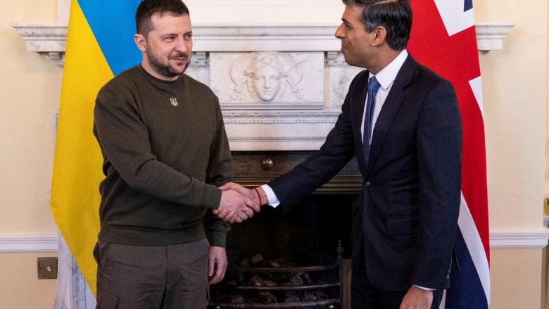FOTO/ Gafa, presidentin Zelensky e bëjnë “kryeministër” të Britanisë së Madhe