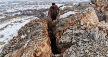 Skena e tmerrshme në Turqi, tërmeti ndan malin në dysh