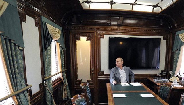 Putin udhëton vetëm me tren të blinduar, me dhoma gjumi, zyrë dhe antena satelitore