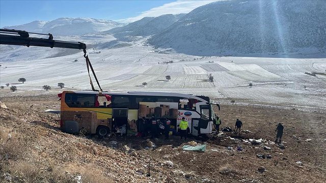 FOTO/ Përmbyset autobusi, tetë të vdekur dhe 35 të plagosur në Turqi