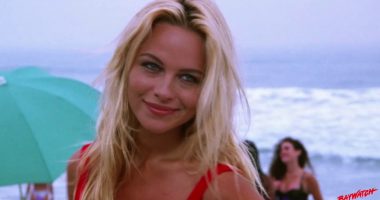 FOTO/ Pamela Anderson veshi versionin e ri të kostumit të saj legjendar “Baywatch”