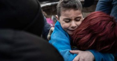 Lot gëzimi, 8-vjeçari bashkohet me nënën pas 52 orësh i bllokuar nën rrënoja