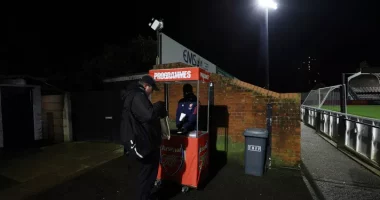 Pezullohet trajneri i Aston Villas për femra, hetime për mesazhet e tij