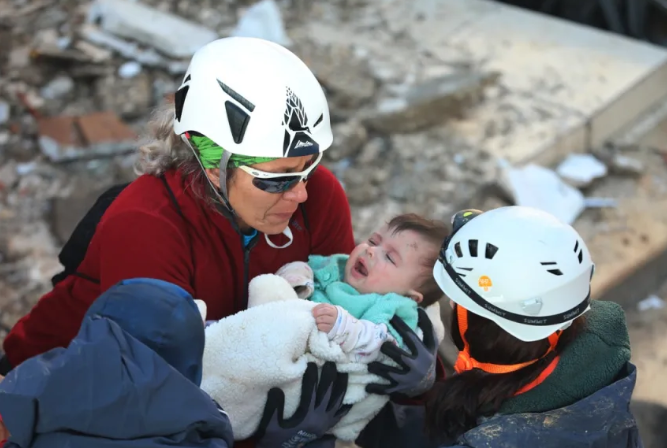 Ndodh mrekullia, nëna dhe foshnja 6-muajshe shpëtohen pas 29 orësh në rrënoja