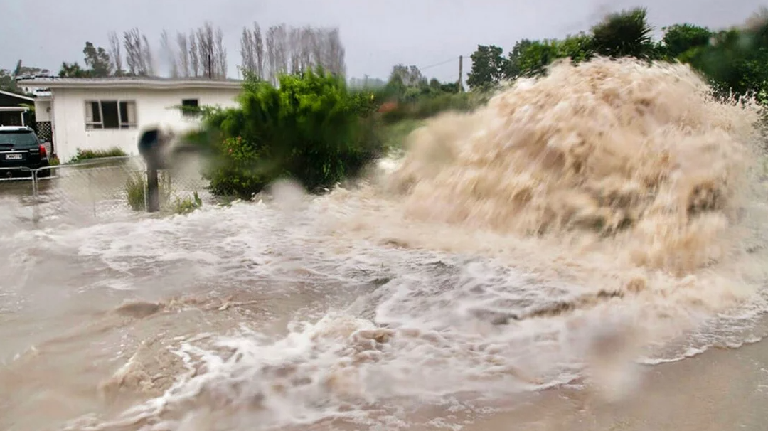 Zelanda e re përfshihet nga cikloni, njerëzit largohen nga dritaret për të shpëtuar