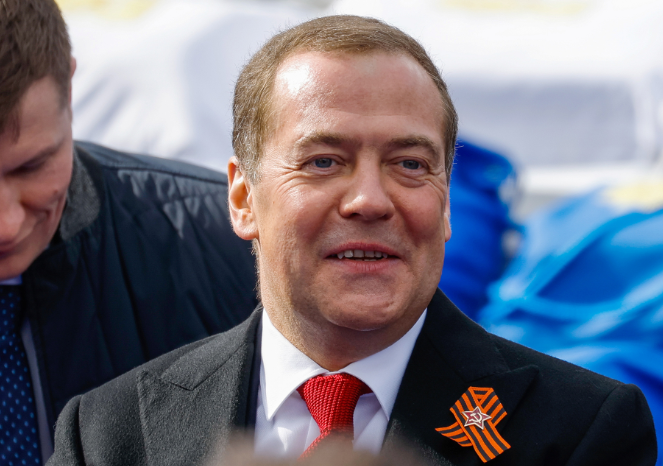 1-vjetori i luftës, provokon Medvedev: Duhet ta shtyjmë kufirin deri në Poloni