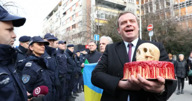 Aktivisti pro ukrainas dorëzon një tortë të përgjakur në ambasadën ruse në Beograd