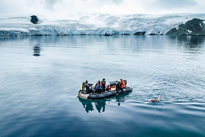 Gruaja kiliane bëhet e para që noton 1.55 milje në Antarktidë