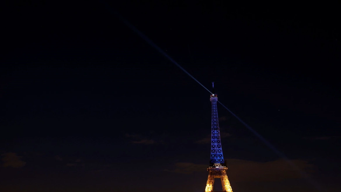 VIDEO/ Një vit nga pushtimi rus, kulla Eiffel ndizet me ngjyrat e flamurit ukrainas