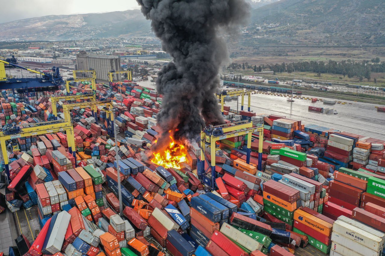 Zjarr në portin e Iskenderun pas tërmetit në Turqi
