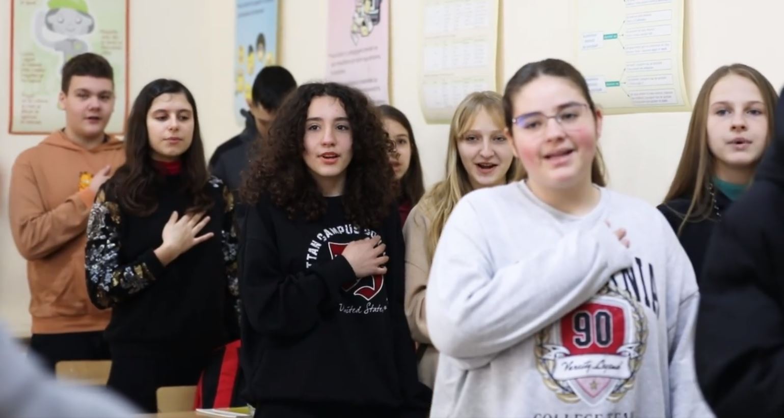 VIDEO/ Traditë e re, java në shkolla nis me himnin kombëtar