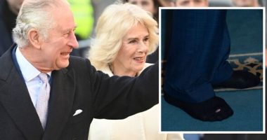 FOTO/ Mbreti Charles heq këpucët në xhami, i dalin çorapet e grisura