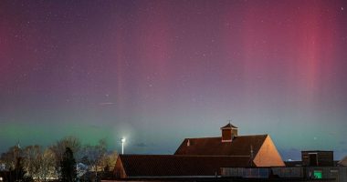 VIDEO/ Fenomeni i rrallë ndodh për herë të dytë, “Dritat e Veriut” ndriçojnë qiellin e Uellsit