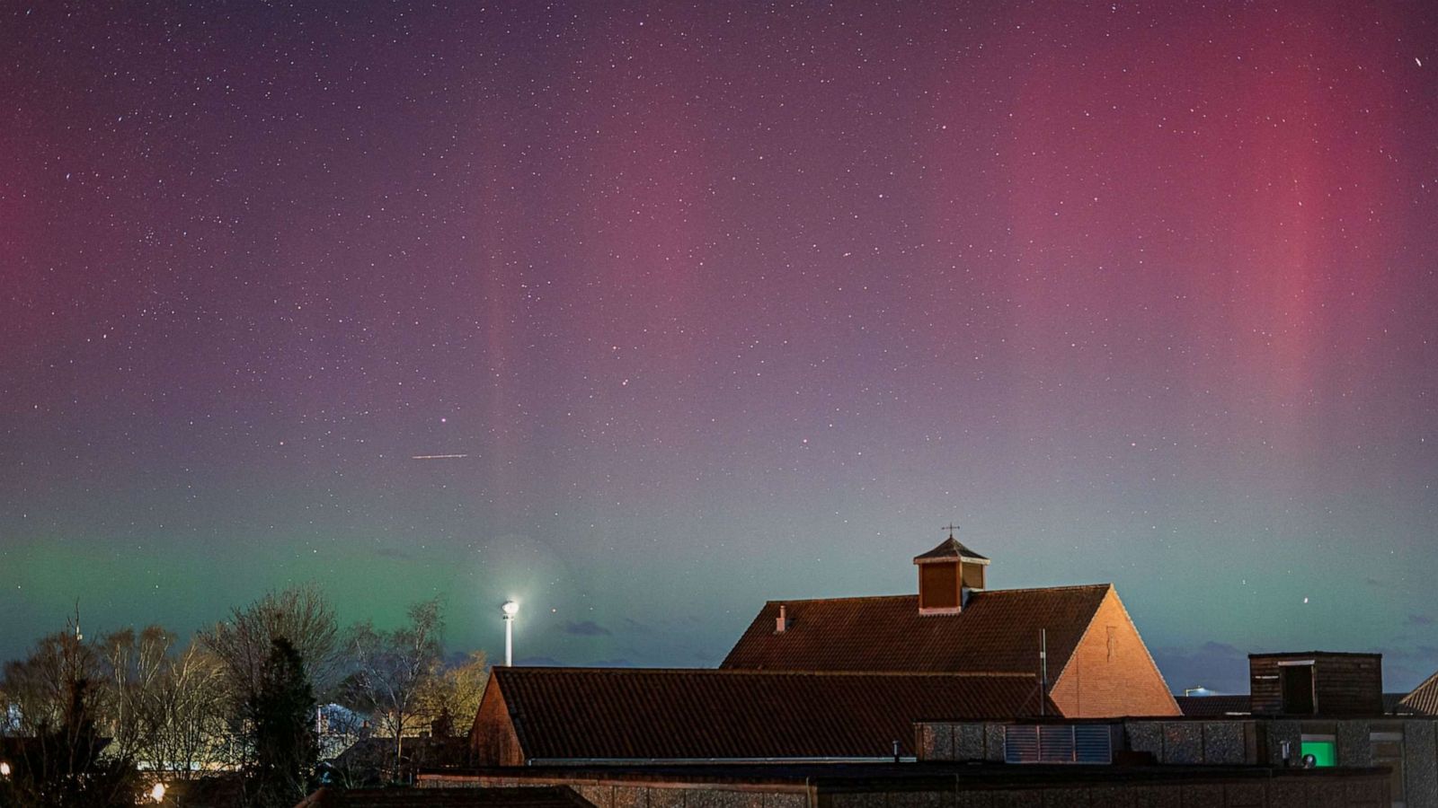 VIDEO/ Fenomeni i rrallë ndodh për herë të dytë, “Dritat e Veriut” ndriçojnë qiellin e Uellsit