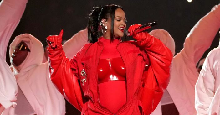 FOTO/ Rihanna zbuloi se do të bëhet nënë për herë të dytë, por vëmendjen e tërhoqi reagimi i partnerit