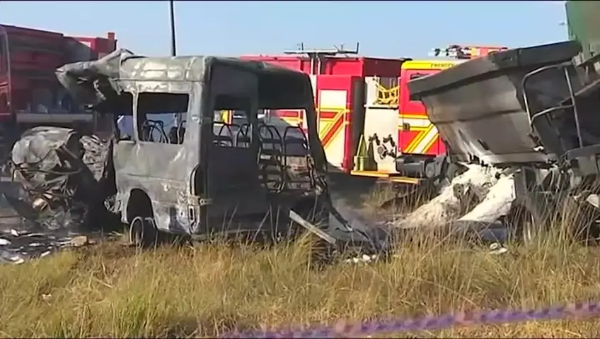 Autobusi përplaset me një makinë, 20 të vdekur dhe 60 të plagosur
