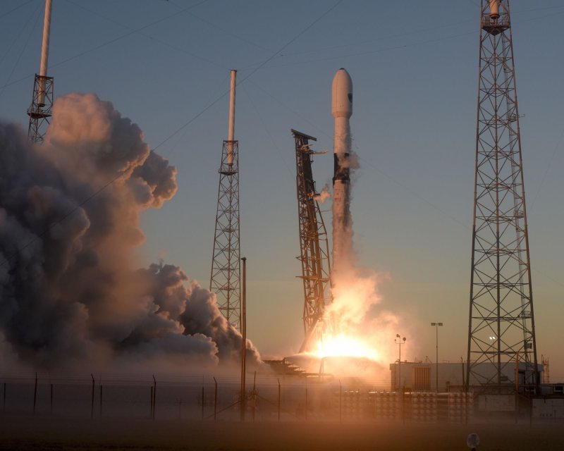 SpaceX lëshon me sukses 53 satelitë Starlink