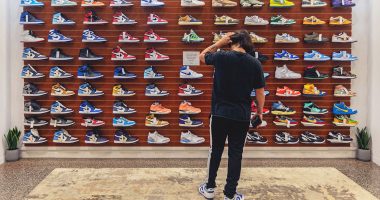 Nga markat luksoze të veshjeve te smartphonët, si i shpenzojnë të rinjtë paratë e tyre