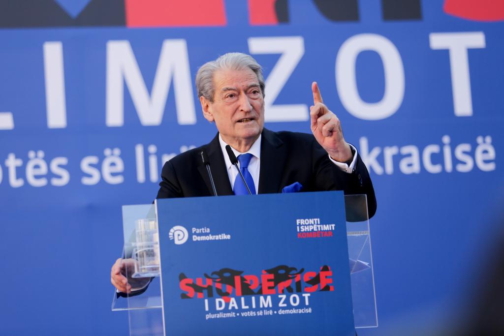 Protesta/ Berisha: Tanket dhe autoblindat qe ke në Surrel çoji në Ukrainë, por nuk të lë Putini dhe Vuçiçi