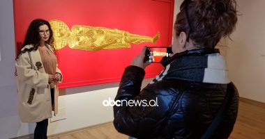 Njihuni me artisten fierake që qëndis me fije ari