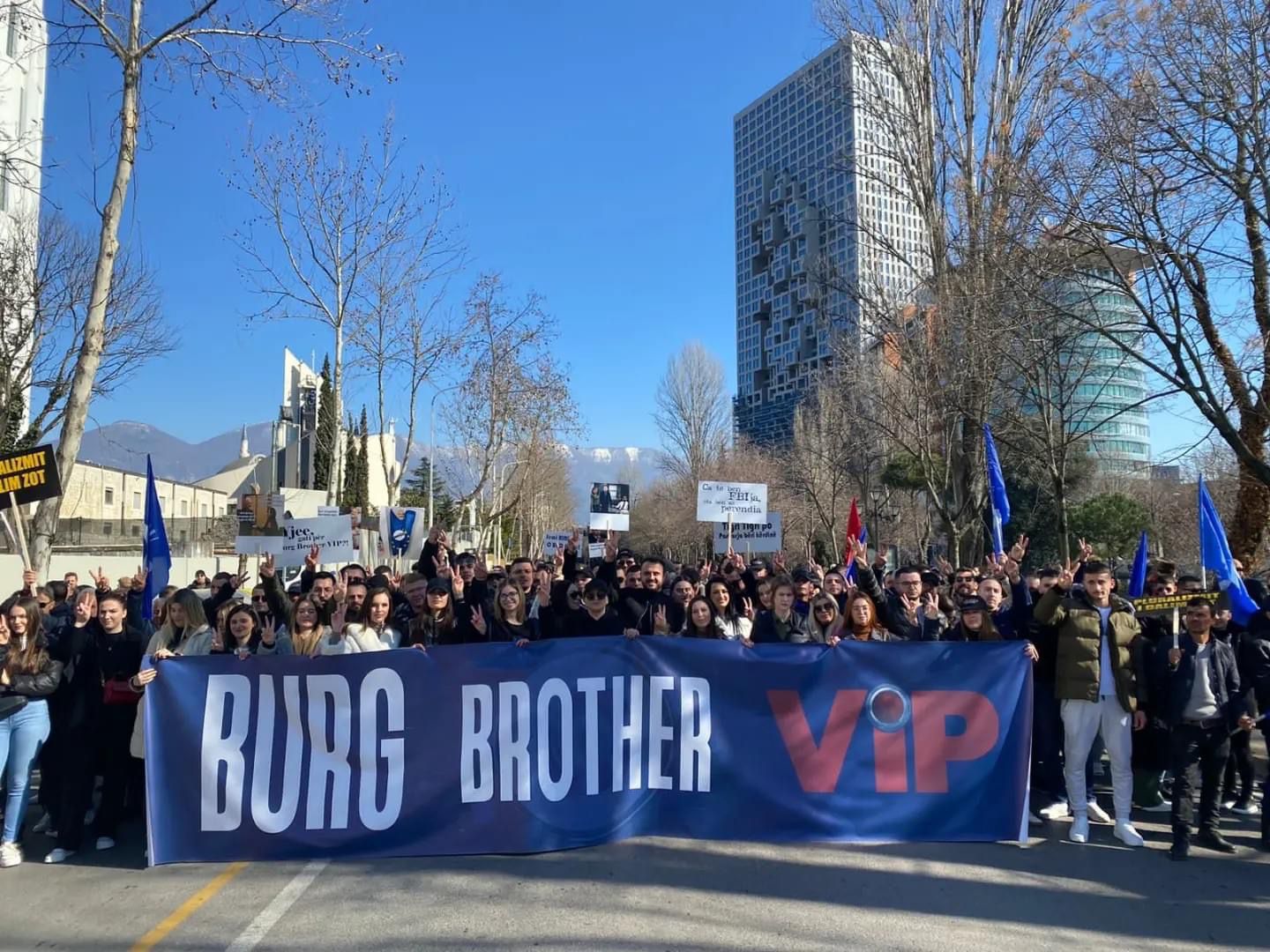 FOTO/ Nga “Burg Brother VIP” te ndihma për nipin, pankartat “pikante” të protestës