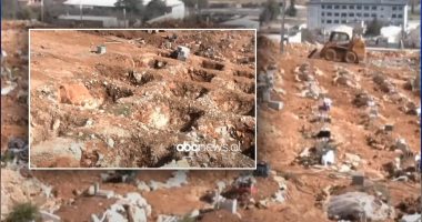 Nuk janë identifikuar, mbi varret e viktimave nga tërmeti në Turqi vendosen rrobat që mbanin veshur