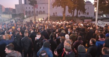 Lëndë piroteknike dhe sende të forta ndaj policisë, shoqërohen 3 persona