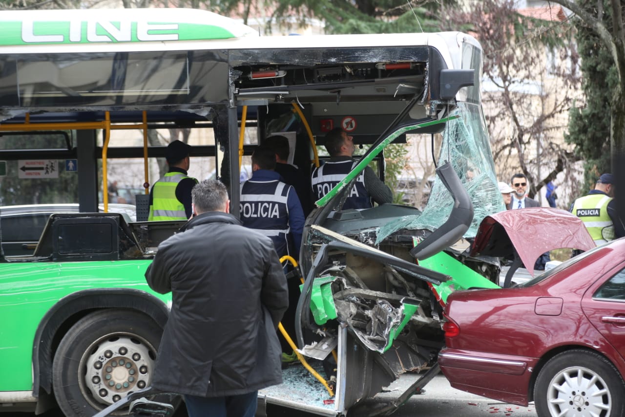 Aksidenti në Tiranë/ Sekuestrohen kartelat mjekësore të shoferit të autobusit, merren në pyetje edhe pasagjerët