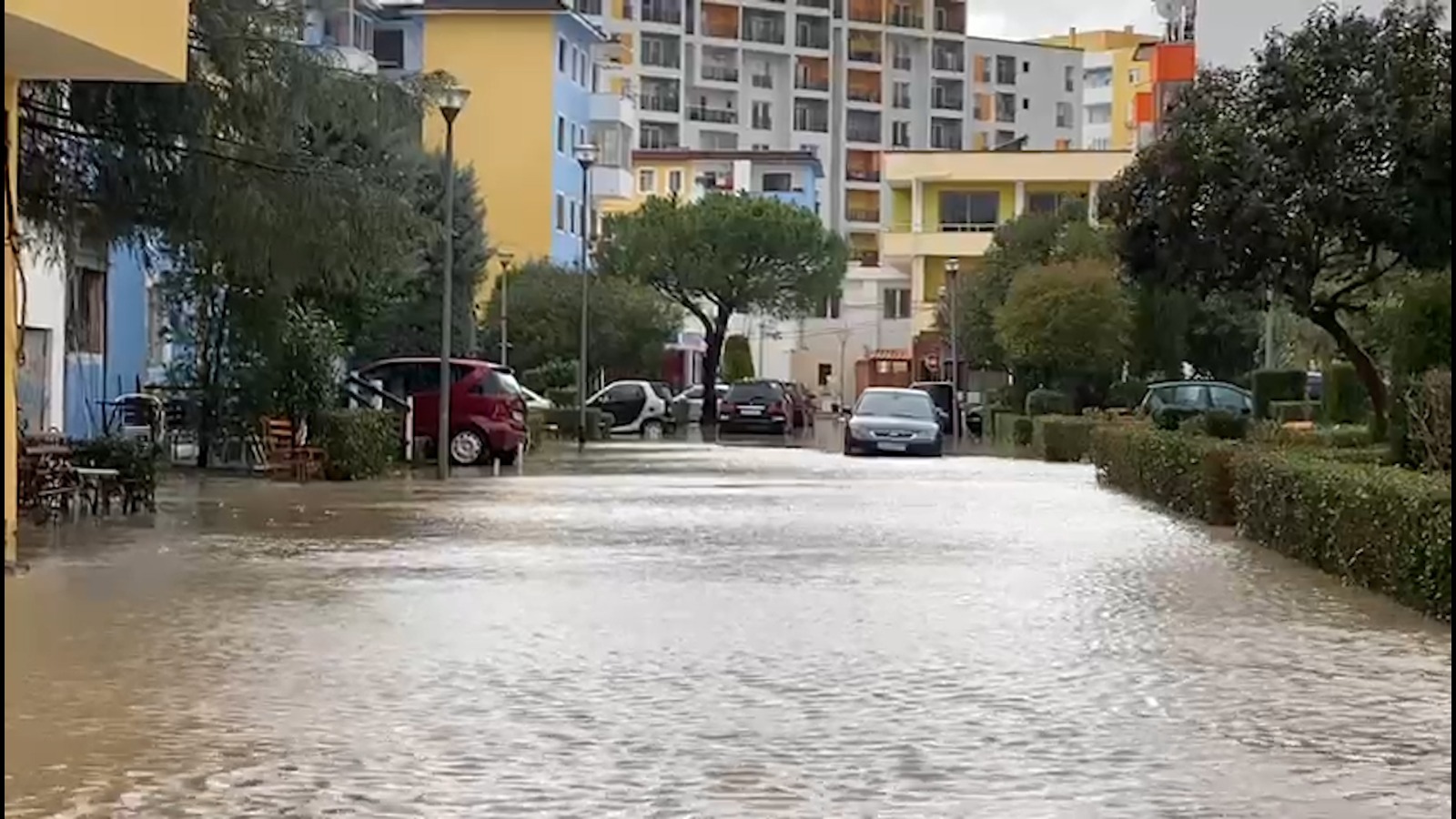 Reshjet/ Përmbyten disa lagje në Lezhë