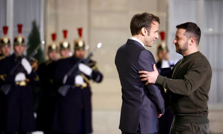 Macron i jep Zelenskyt Medaljen e Nderit të Francës