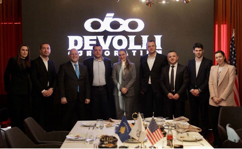 Ambasadori amerikan Hovenier vizitë në Devolli Corporation, lavdëron sukseset e Comoditas