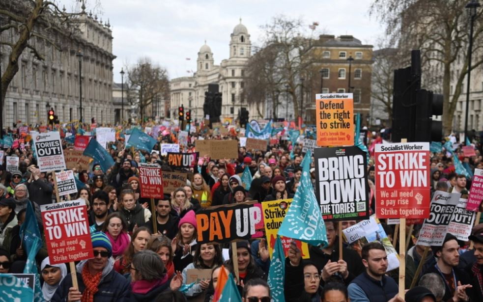 Qeveria u propozoi rritje pagash, infermierët anulojnë grevën në Angli