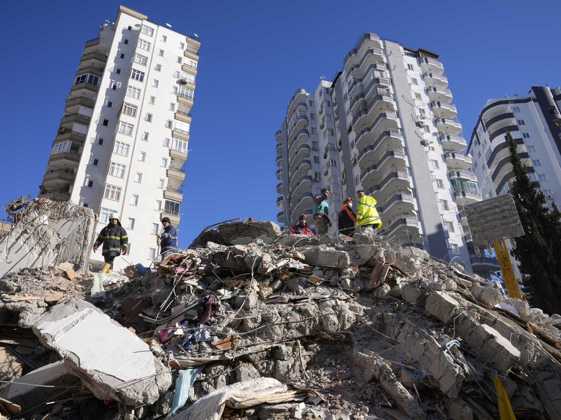 Të mbijetuarit e tërmetit në Turqi kanë frikë të kthehen në shtëpitë e tyre