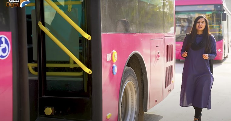 Autobusët rozë të Pakistanit do të transportojnë vetëm gra për t’i mbrojtur nga ngacmimet seksuale