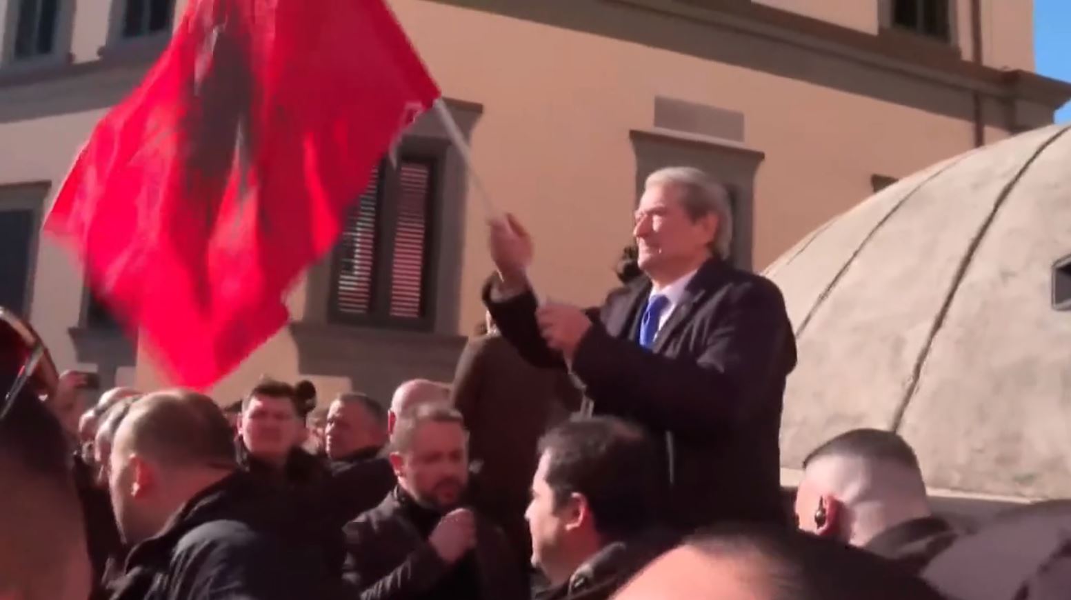 VIDEO/ Pas parlamentit, marshimi ndalet te ministria e Brendshme, Berisha me flamuj mbi bunker