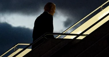 VIDEO/ Po kthehej në SHBA, Biden rrëzohet sërish në shkallët e avionit