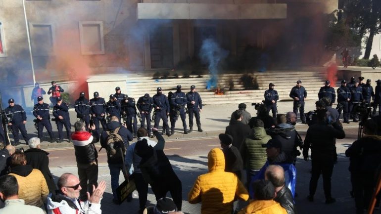 Lirohen tre protestuesit, policia jep detaje: Njëri prej tyre ishte veshur me uniformë policie