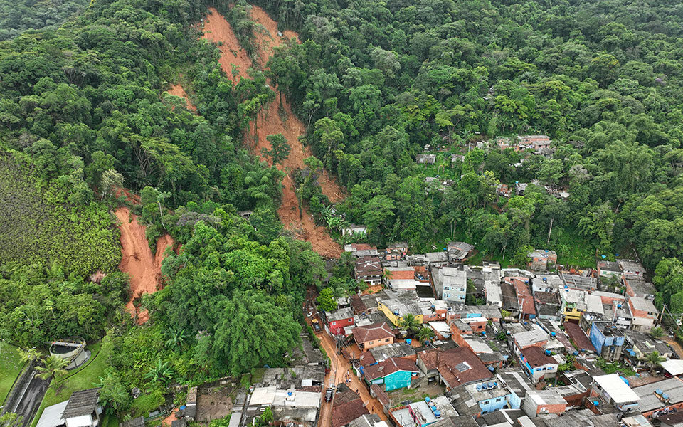 Shkon në 65 numri i viktimave nga përmbytjet dhe rrëshqitjet e dheut në Brazil