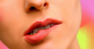 Çfarë do të thotë kur kafshoni buzën?