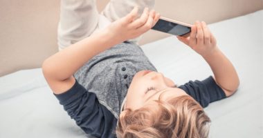 Japonia kërkon kufizimin e përdorimit të celularit në dy orë në ditë, edhe për të rriturit