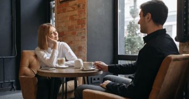 Si të refuzoni me mirësjellje dikë që nuk ju intereson