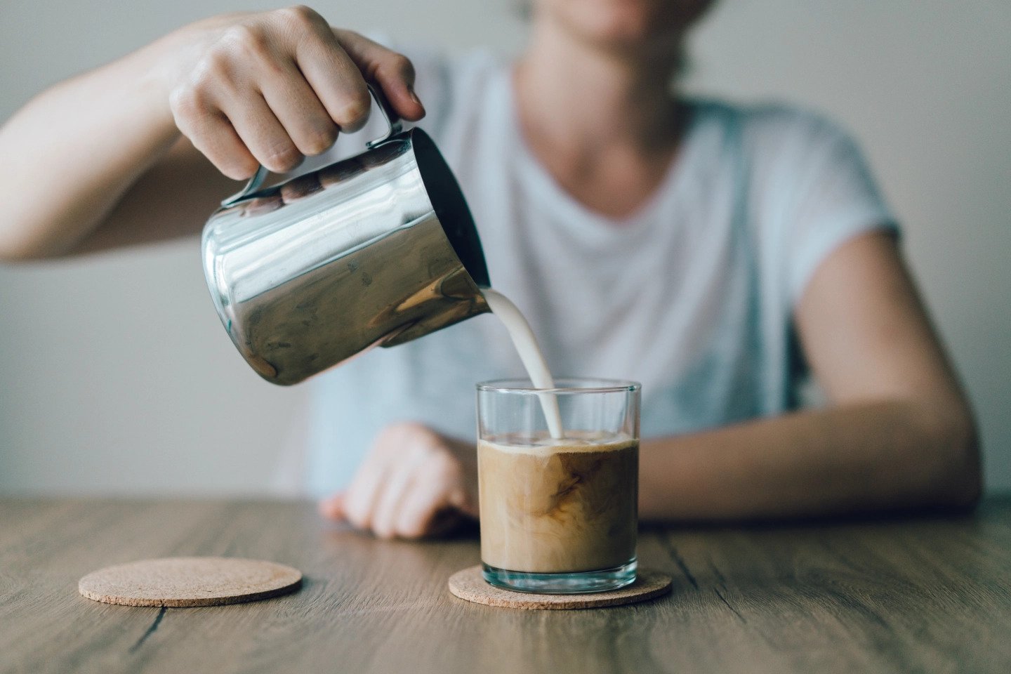 Hulumtim i ri: Pse duhet të vendosni qumësht në kafe