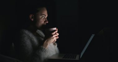 Kjo është arsyeja pse dëshironi të shikoni të njëjtat filma dhe seriale pa pushim