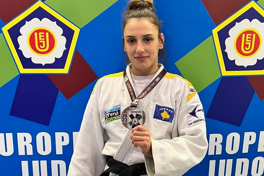 Shkëlqeu në xhudo, Flaka Loxha i jep medaljen e argjendtë Kosovës