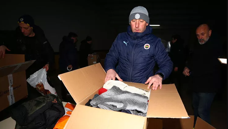 Tërmeti në Turqi, stadiumet u kthyen në mbledhje fondesh